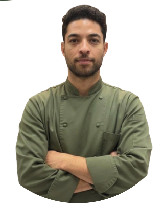 Ricardo Tarife con chaqueta de cocina verde